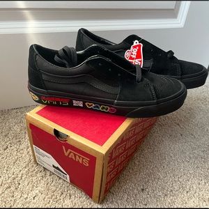 NWB Black Vans. Mens 6.5, Womens 8
